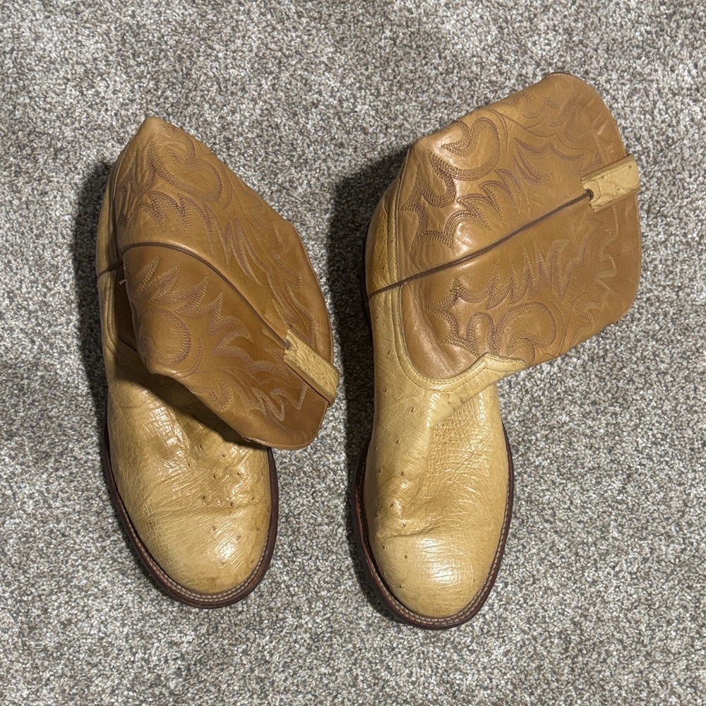 Vintage Western Ostrich Boots
8 1/2 EEE
Good condition